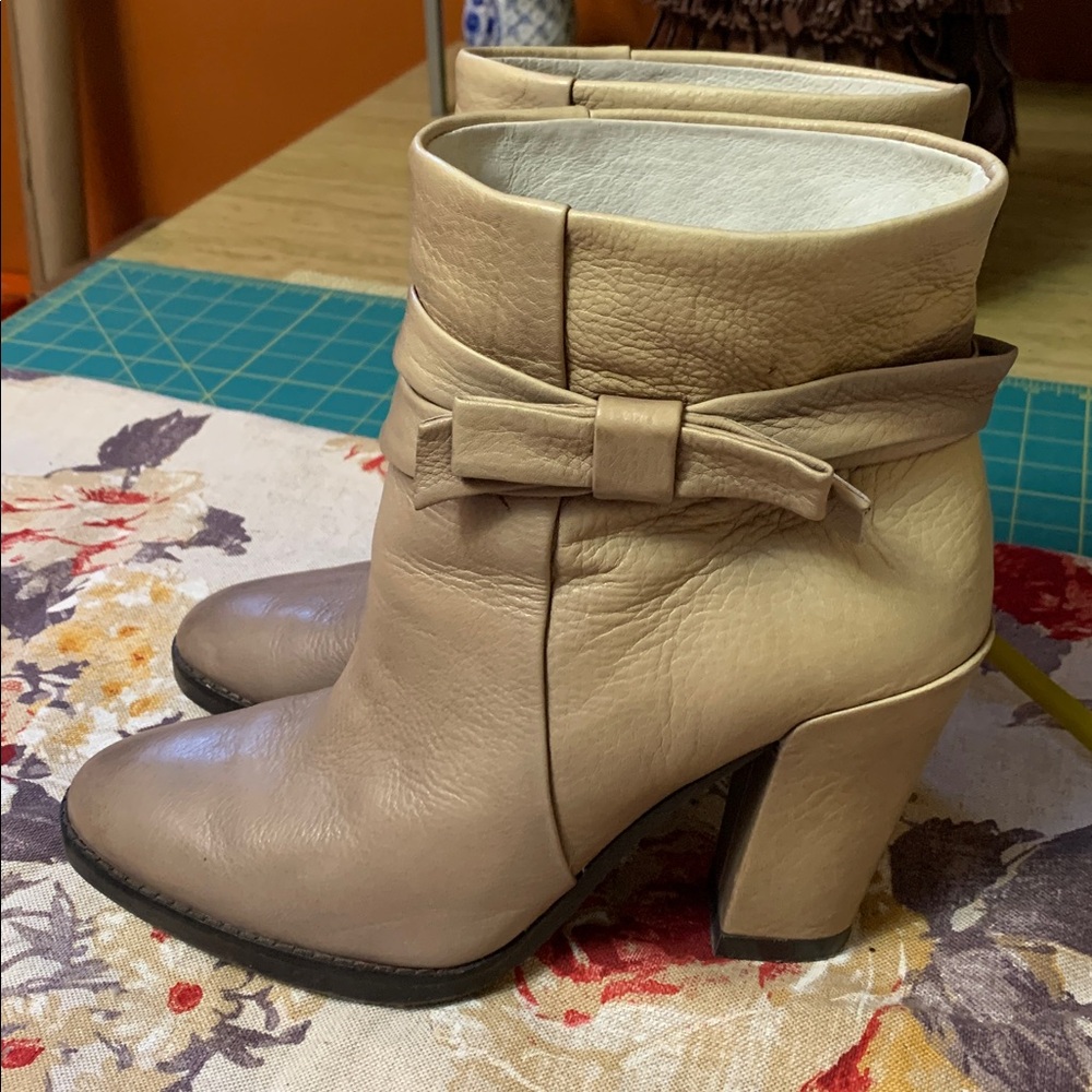 Kate Spade Elegant Leather Ombré Taupe Ankle Boots. Size 7 1/2.
